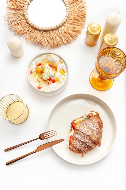 Kolacja przy świecach — talerz z potrawą